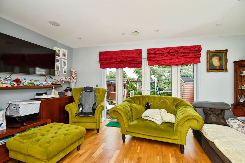 Property photo 2 of 12 Lounge
