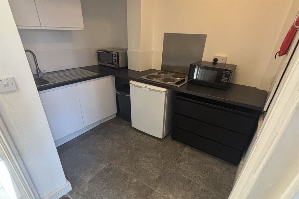 Property photo 2 of 7 Kitchen