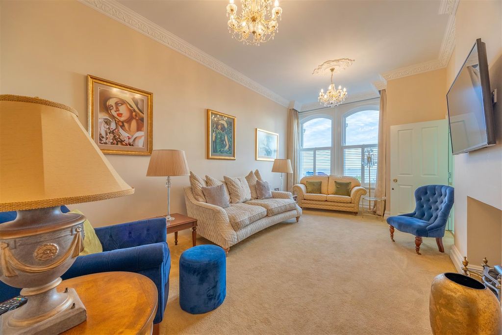 Property photo 3 of 27 Lounge