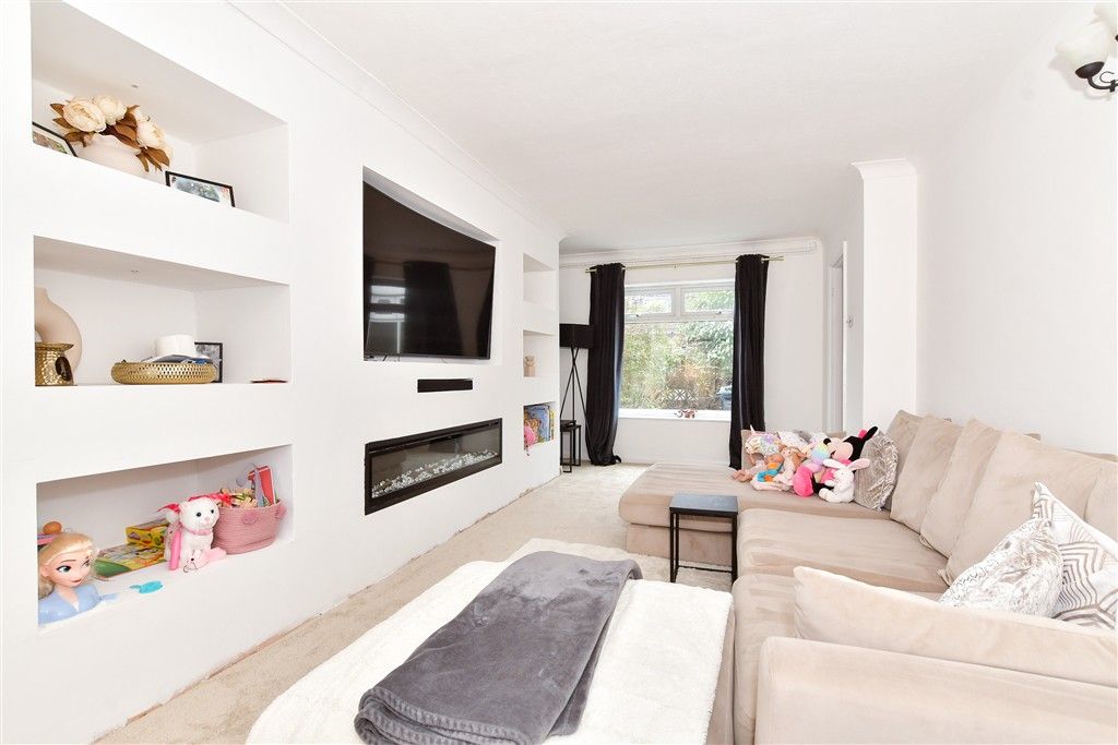 Property photo 3 of 12 Lounge