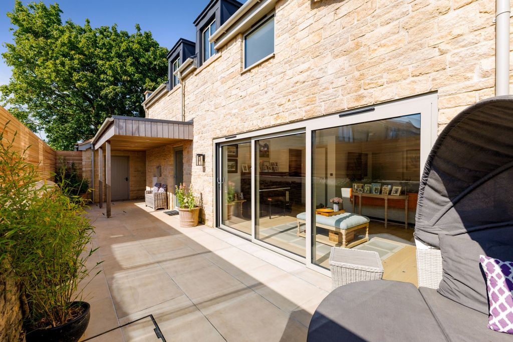 Property photo 2 of 20 Entrance