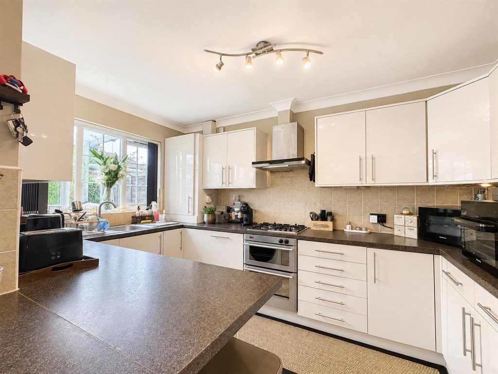 Property photo 3 of 17 Kitchen