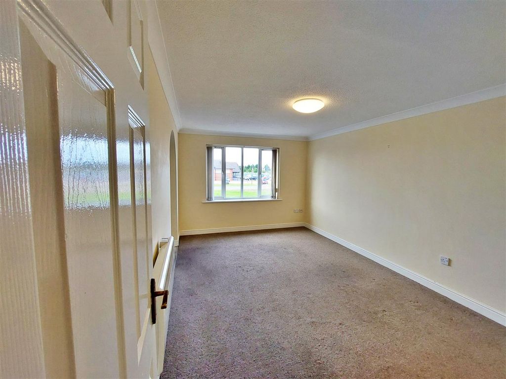 Property photo 3 of 10 Livingroom.Jpg
