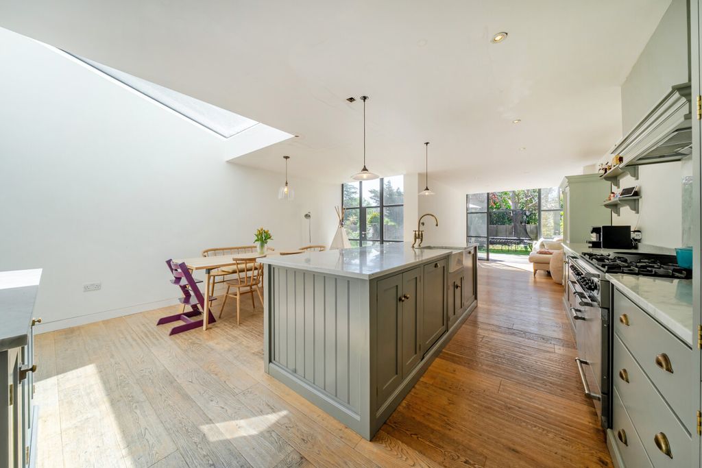 Property photo 1 of 13 1446984-19-69Eb82...