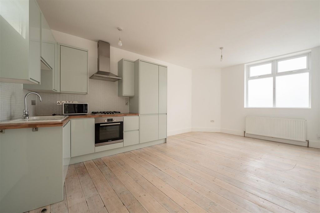 Property photo 2 of 14 Cemetery Road, E7