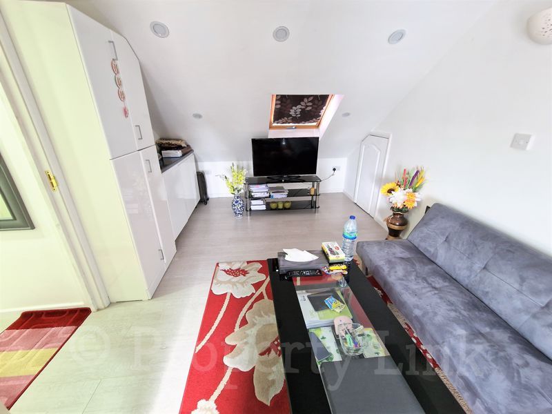 Property photo 1 of 8 Photo 7