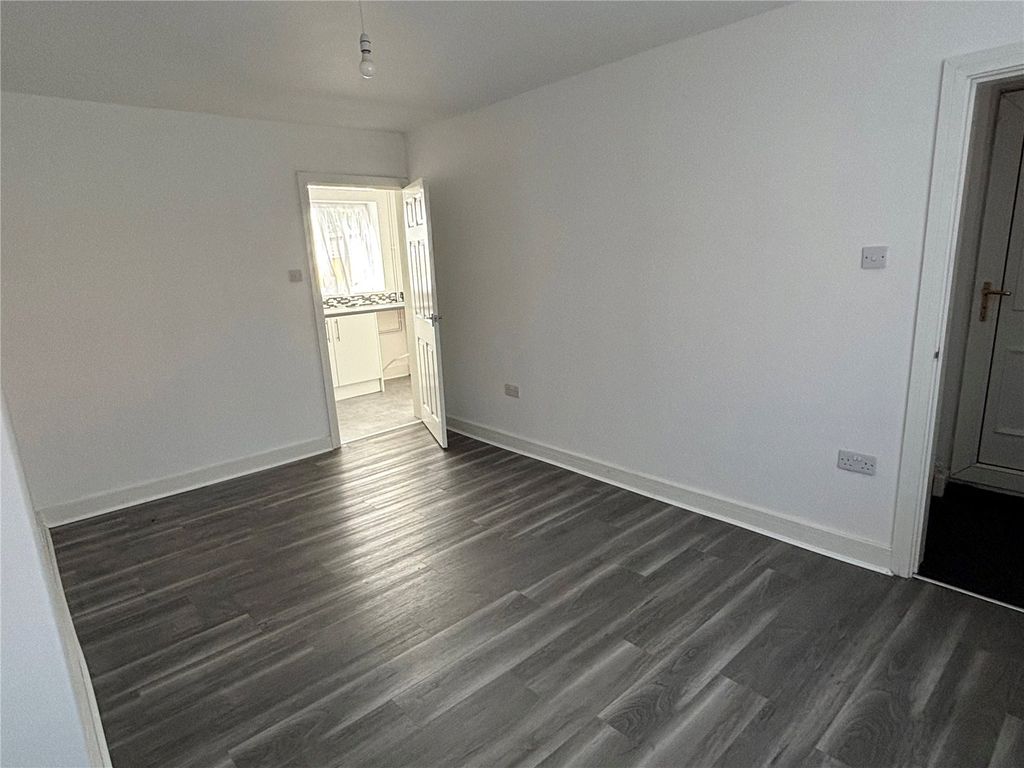 Property photo 3 of 11 Picture No. 12