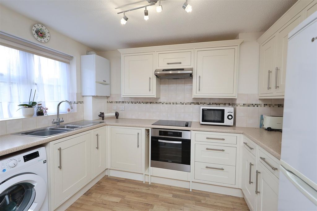 Property photo 3 of 19 Kitchen