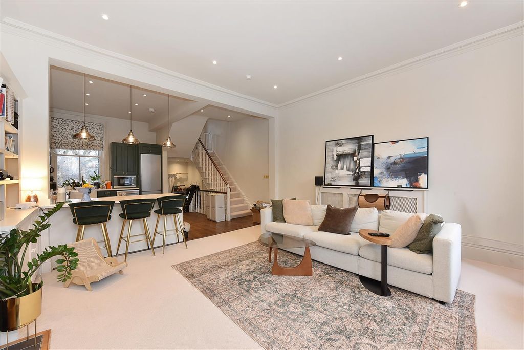 Property photo 3 of 13 Top Floor Flat, 1, Hildyard Road (11).Jpg