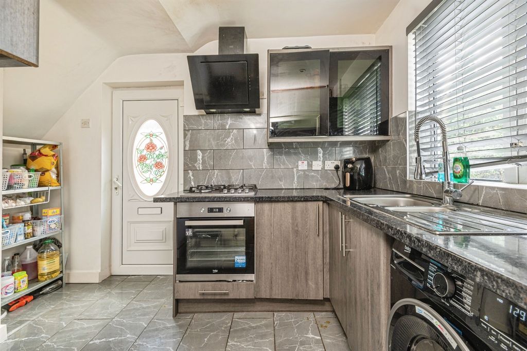 Property photo 3 of 17 Kitchen