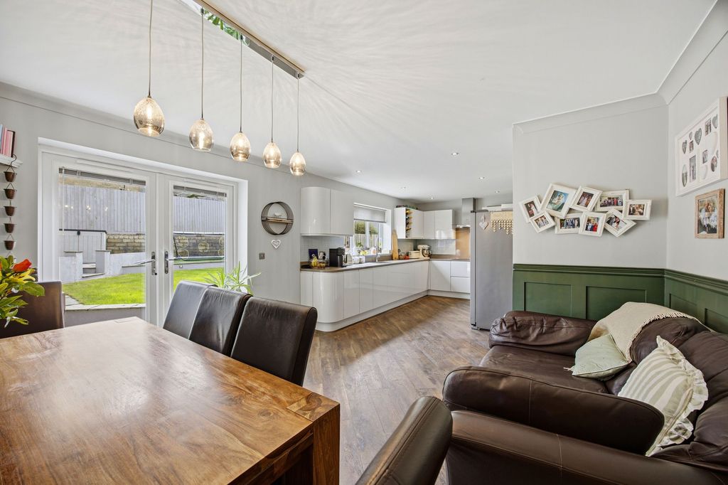 Property photo 2 of 34