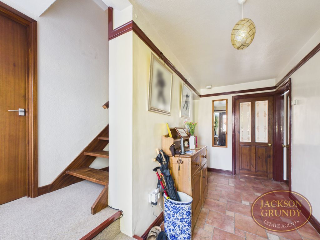 Property photo 2 of 17 Bradden Close
