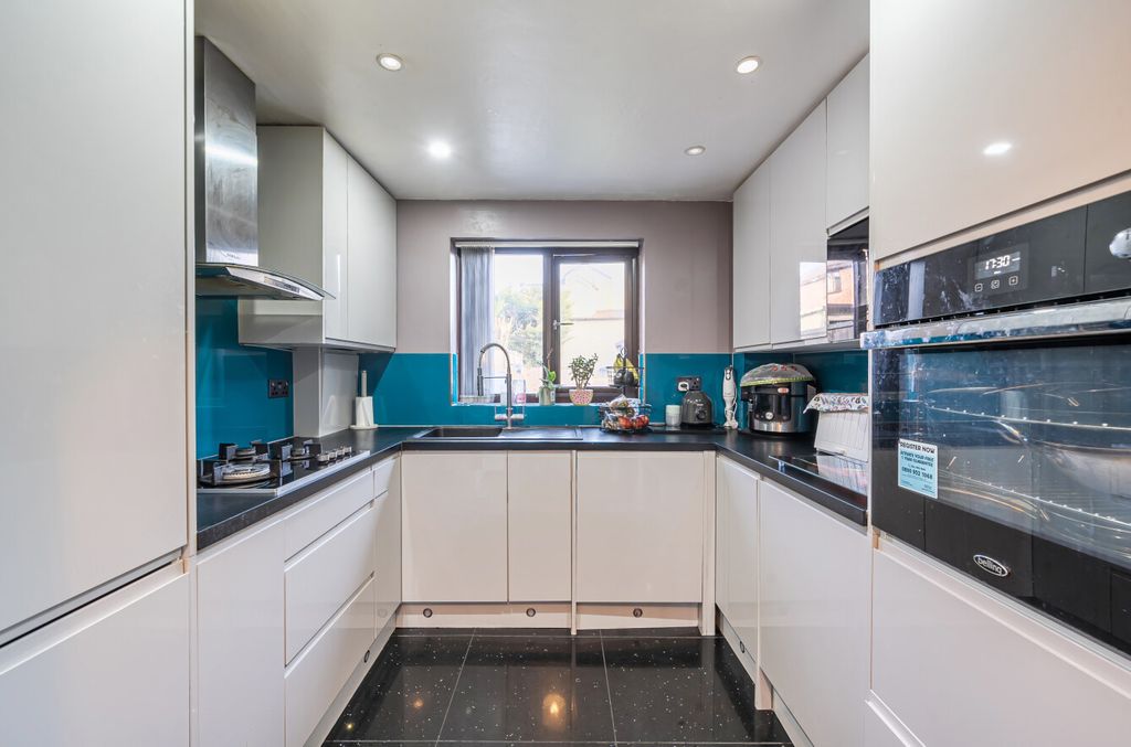 Property photo 1 of 20 1421942-7-69A8648...