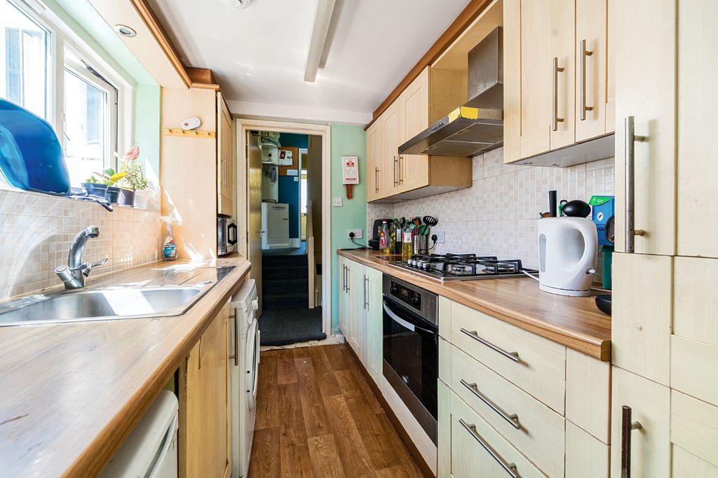 Property photo 3 of 9 Kitchen