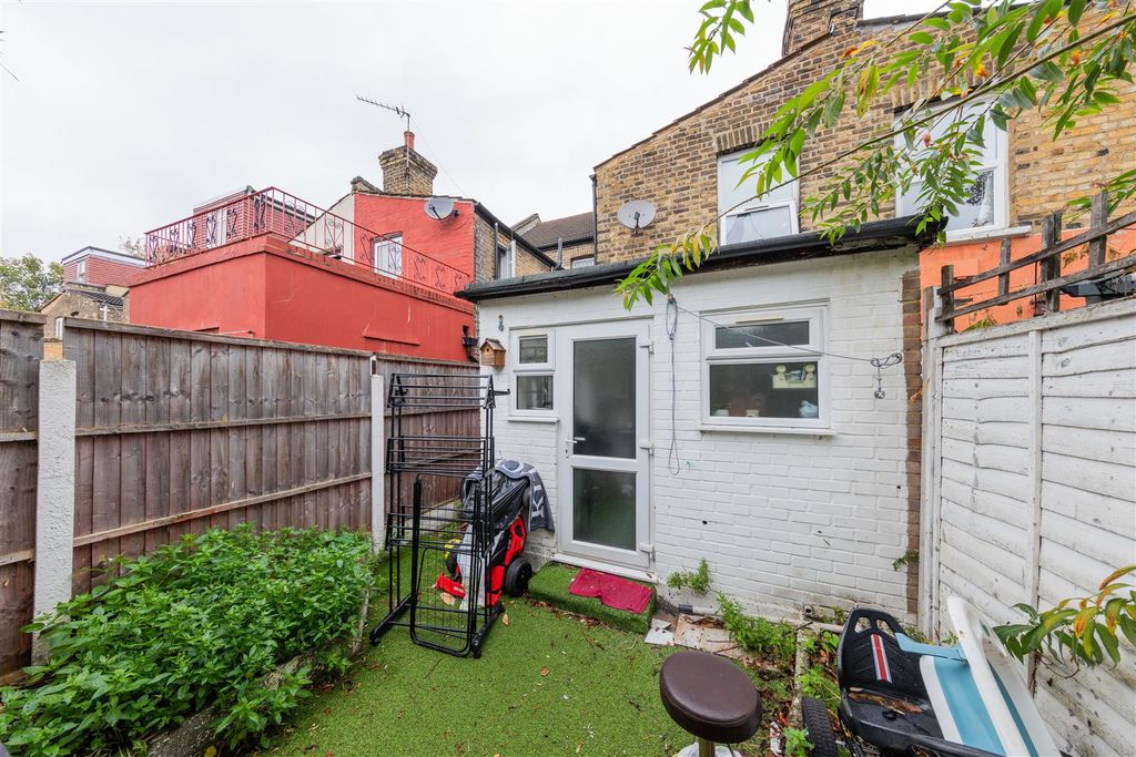 Property photo 3 of 16 Maryland Square E15