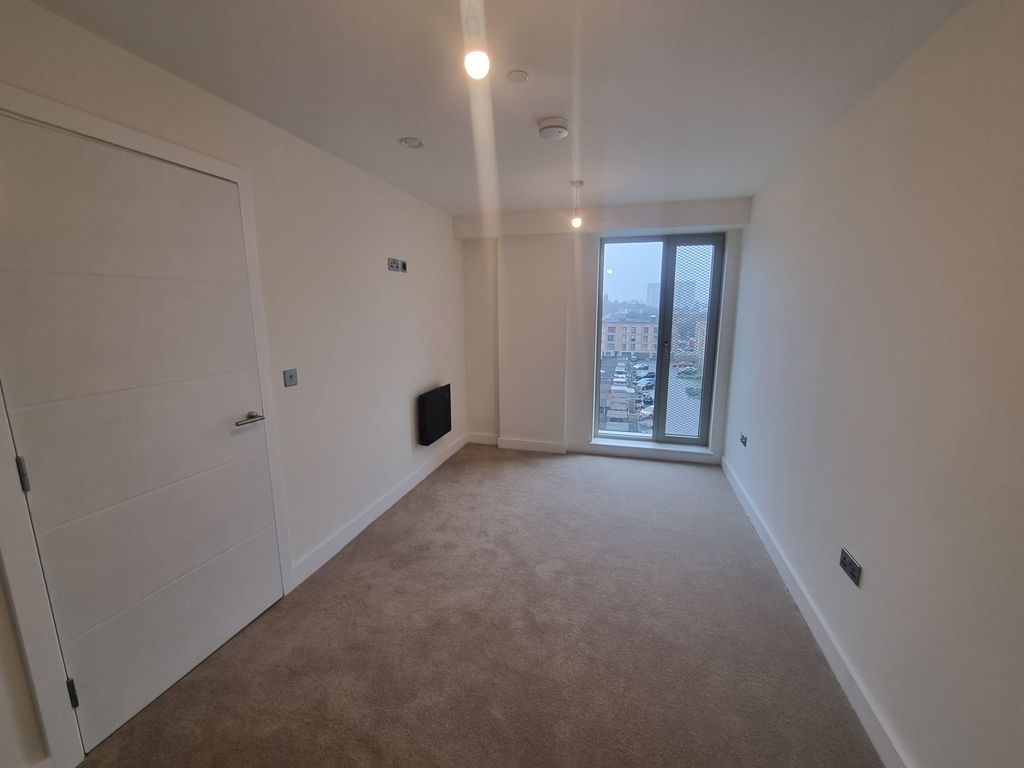 Property photo 3 of 12 Bed11