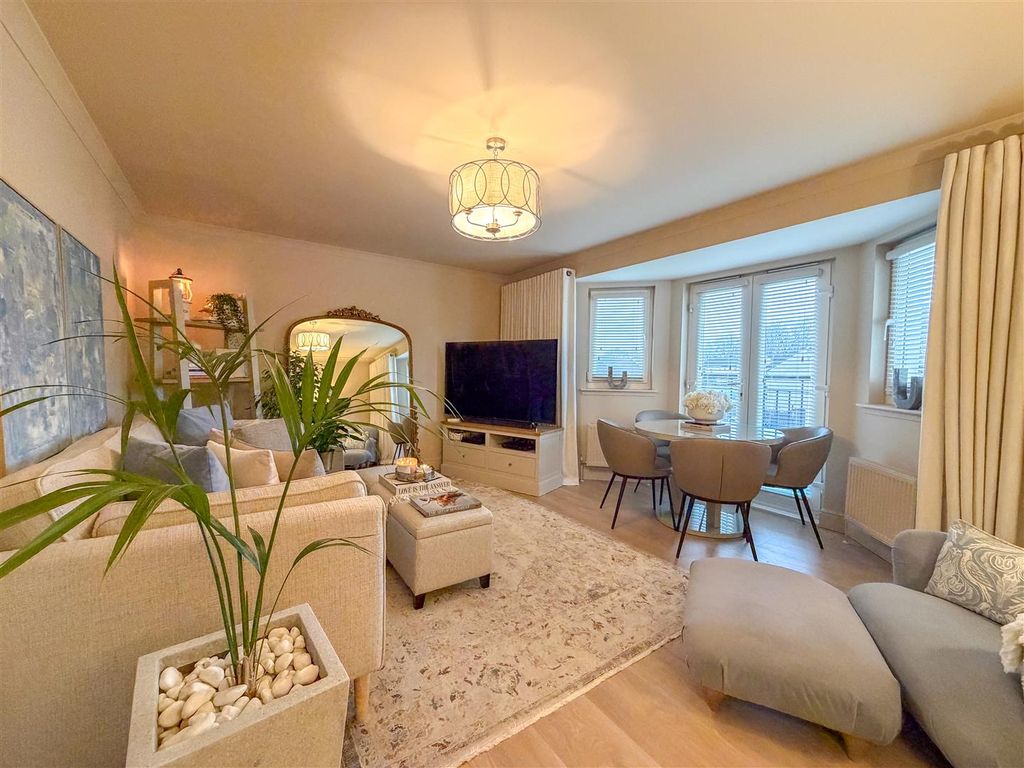 Property photo 2 of 22 Lounge / Dining