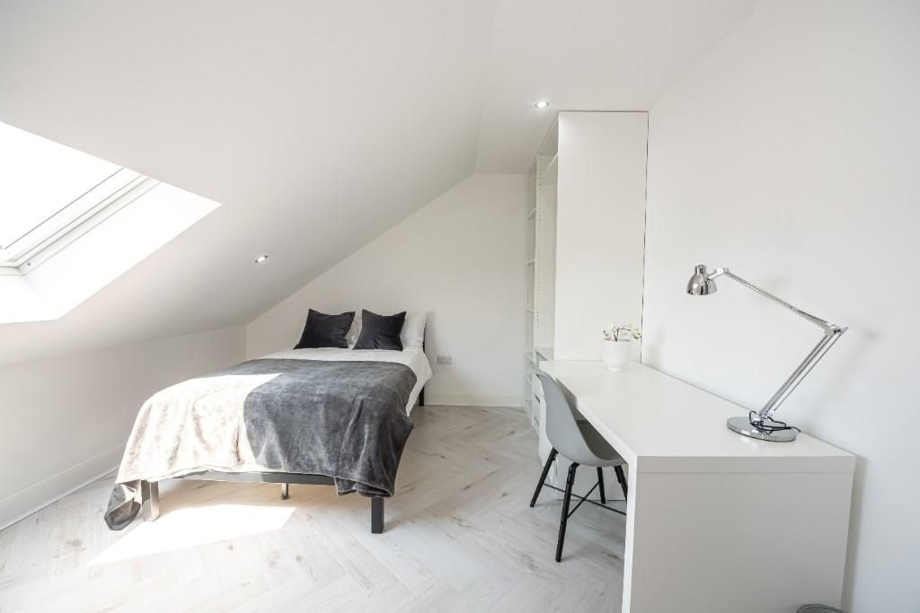 Property photo 3 of 15 Bright And Airy Bedroom With A Comfortable Double ...