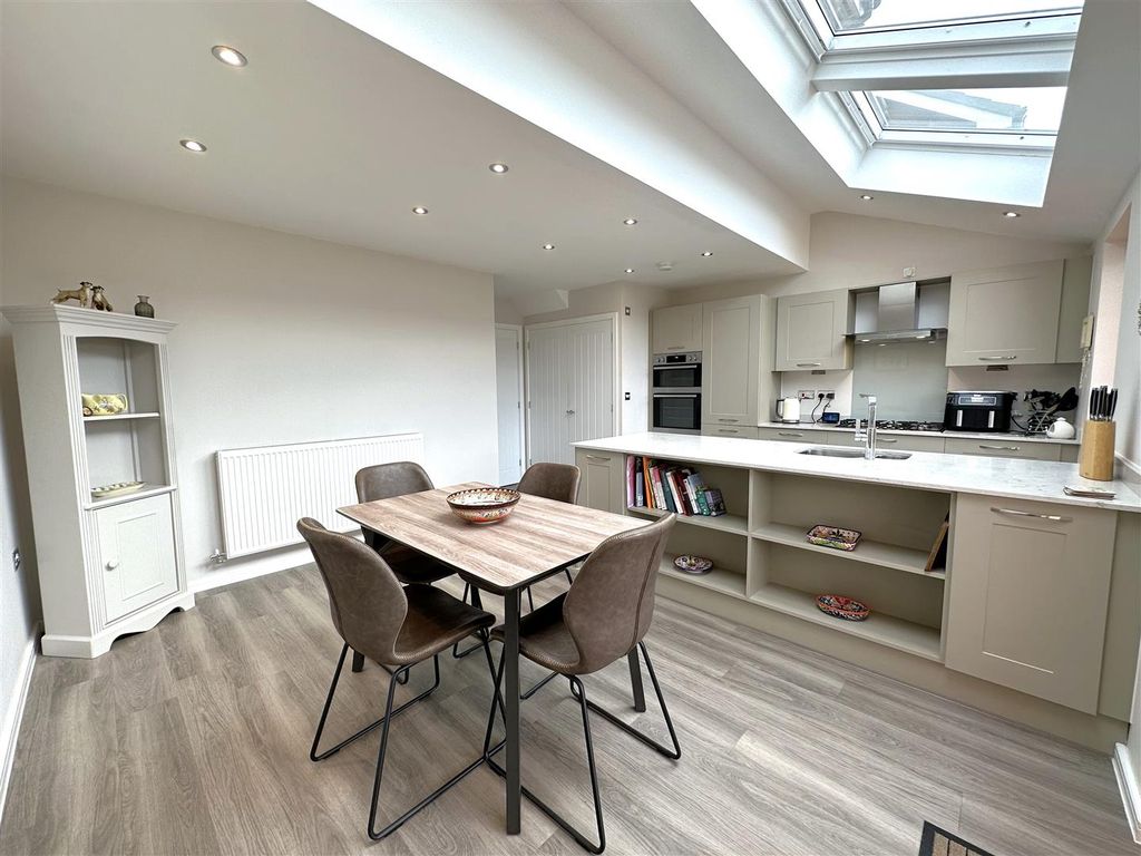 Property photo 2 of 18 Spacious Dining Kitchen 051