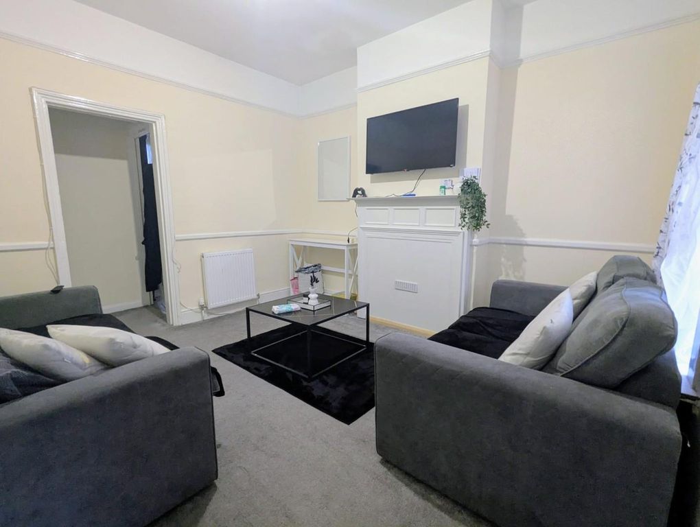 Property photo 1 of 8 Living Room