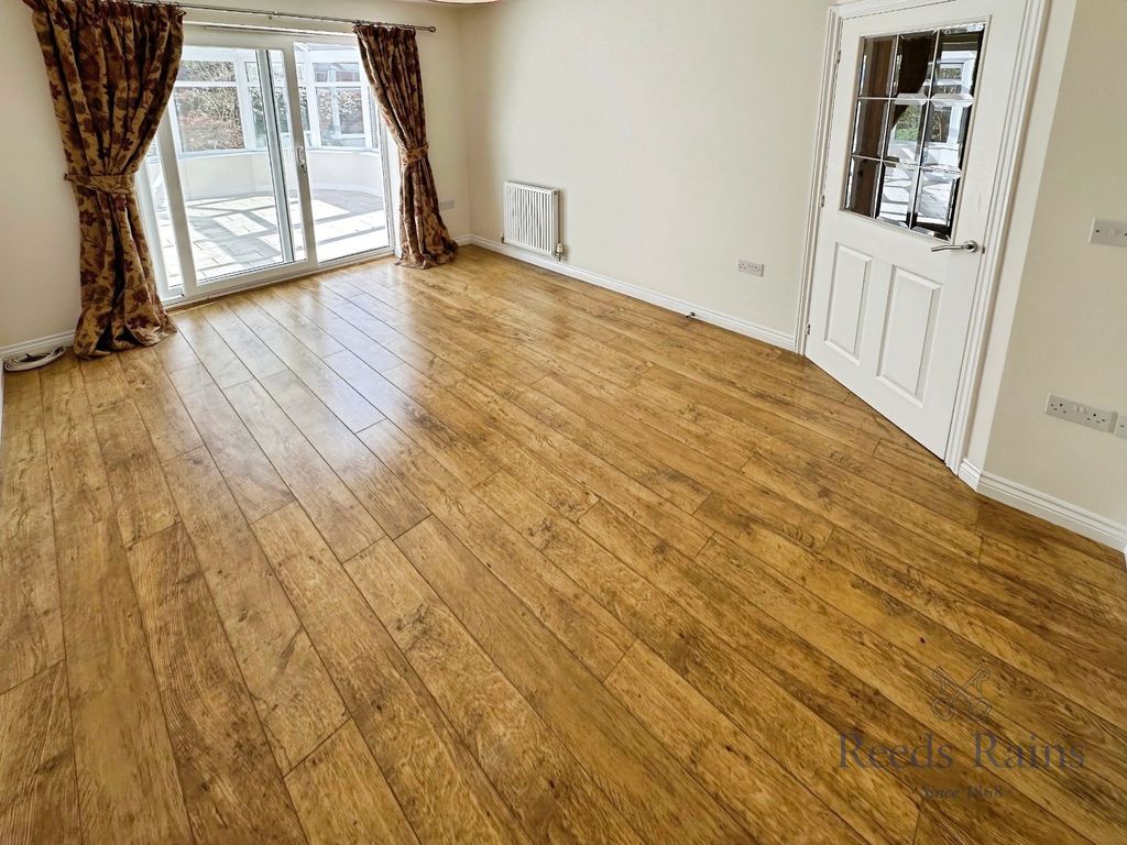 Property photo 2 of 18 Lounge