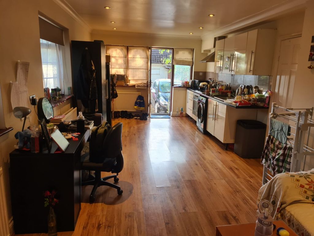 Property photo 3 of 5 Gallery