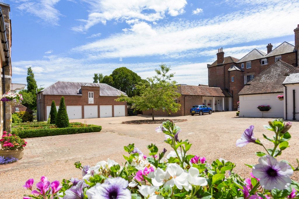 Property photo 3 of 19 Flat 2, Court Lod...