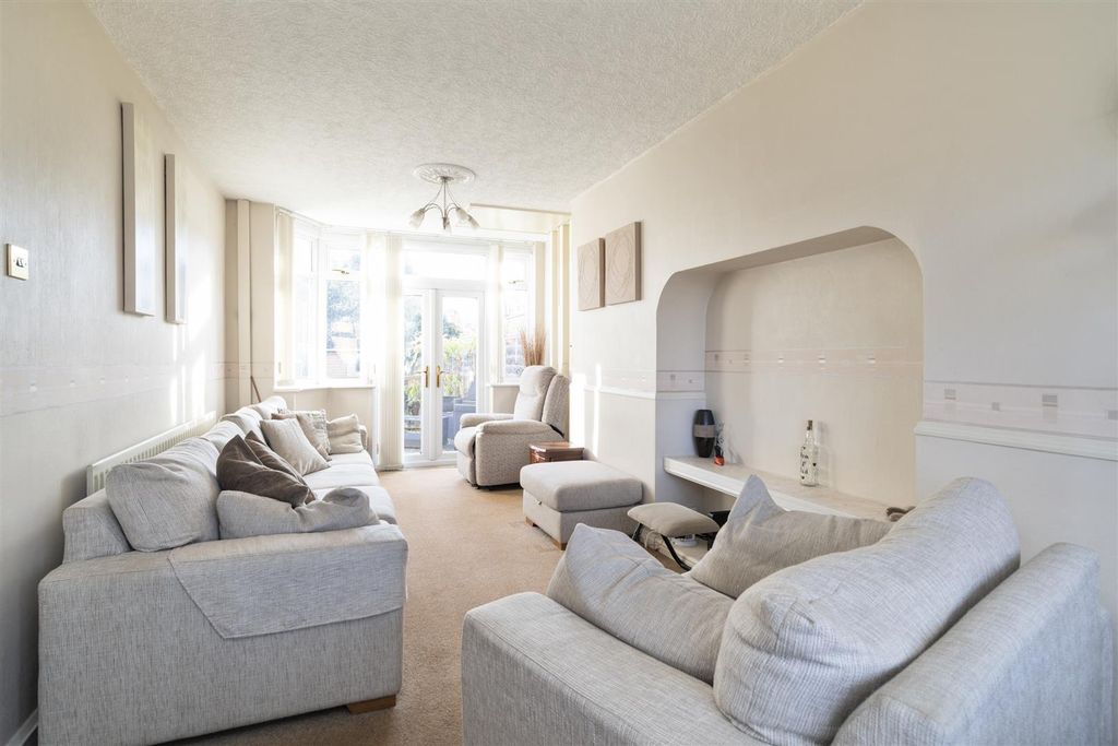 Property photo 3 of 14 34 Jillcot Road_8.Jpg