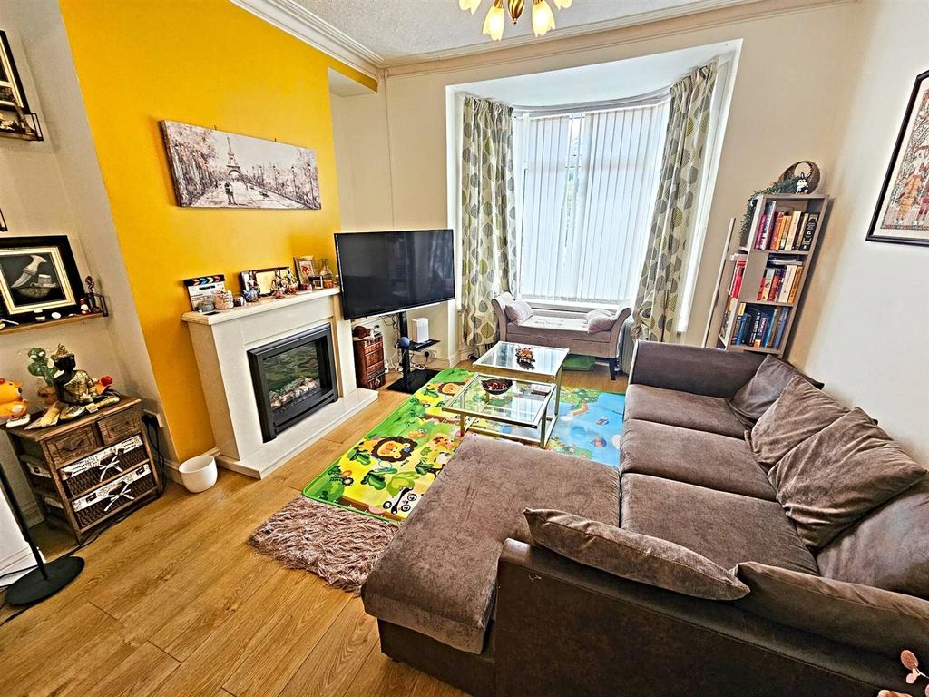Property photo 2 of 18 Lounge