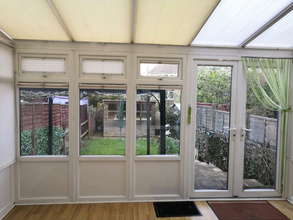 Property photo 3 of 7 A Bright And Inviting Garden Room With Ample Natur...