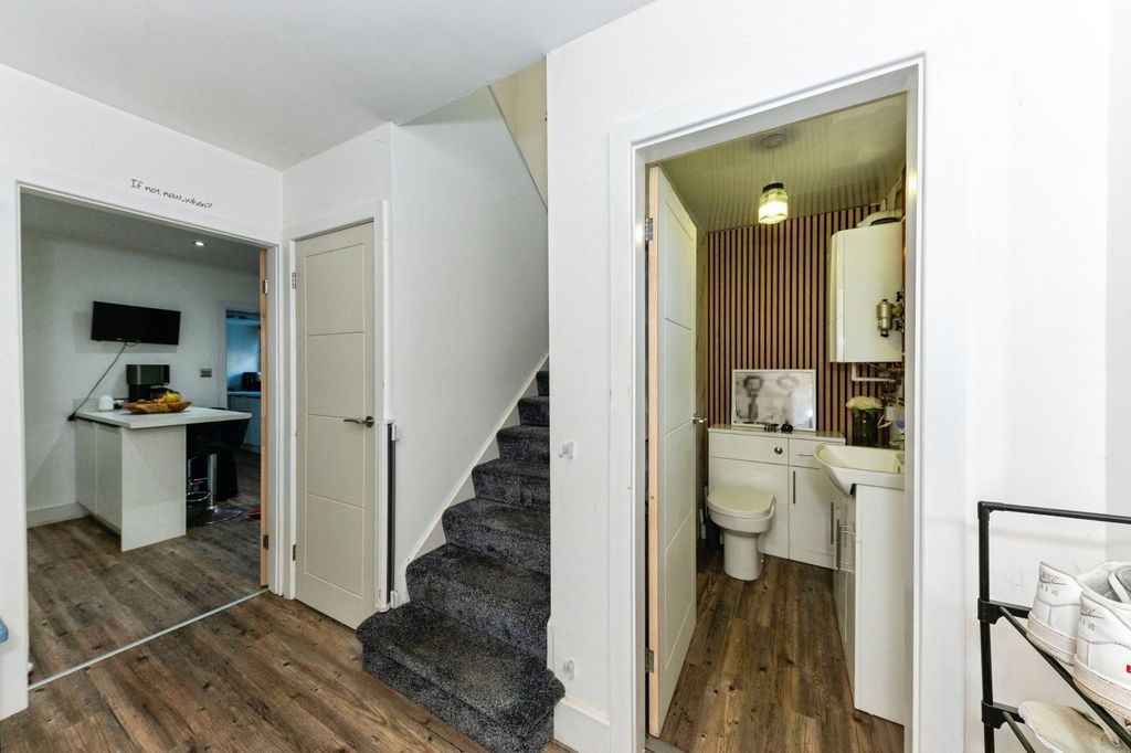 Property photo 2 of 19 Entrance Hall