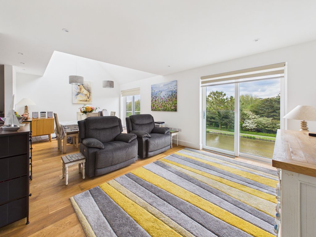 3 bed flat for saleCanalside, Bude EX23 photo 4