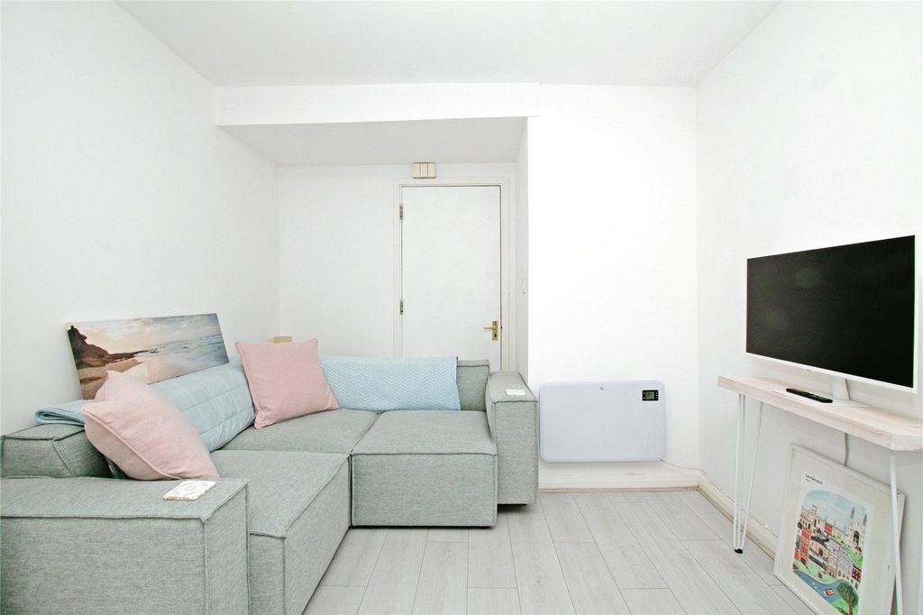 Property photo 2 of 24 Lounge Area