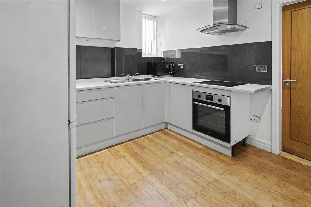 Property photo 3 of 8 Kitchen/Lounge
