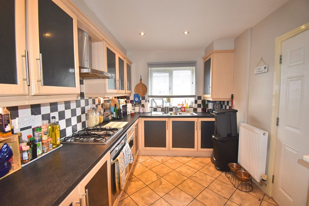 Property photo 2 of 13 Fitted Kitchen