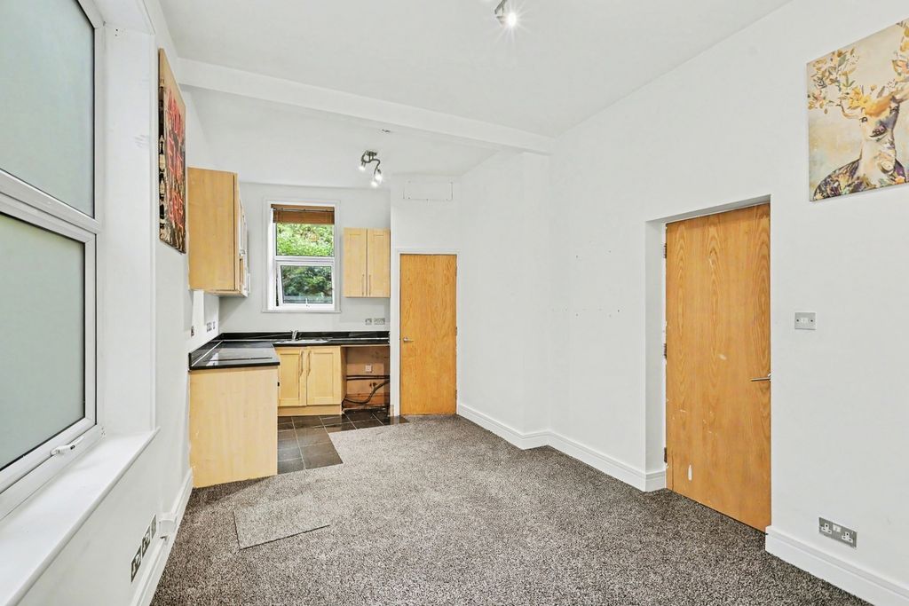 Property photo 3 of 10 Pbox-Img.Jpg