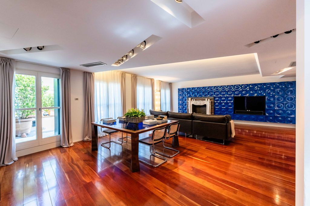 Property photo 2 of 61