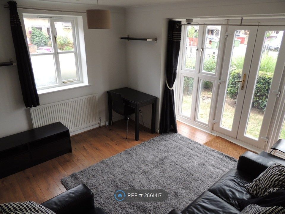 Property photo 2 of 12 Livingroom