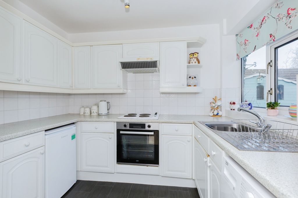 Property photo 3 of 17 Kitchen
