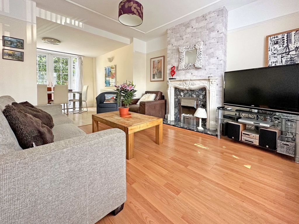 Property photo 2 of 17 Lounge