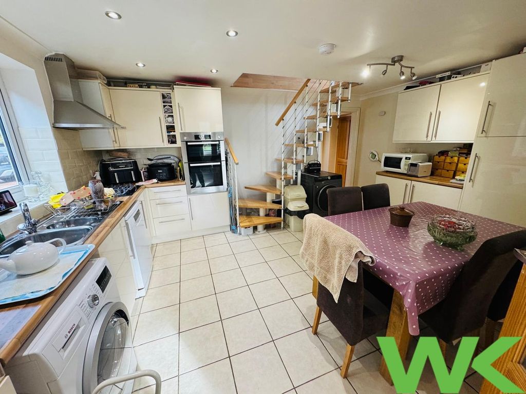 Property photo 3 of 7 Kitchen