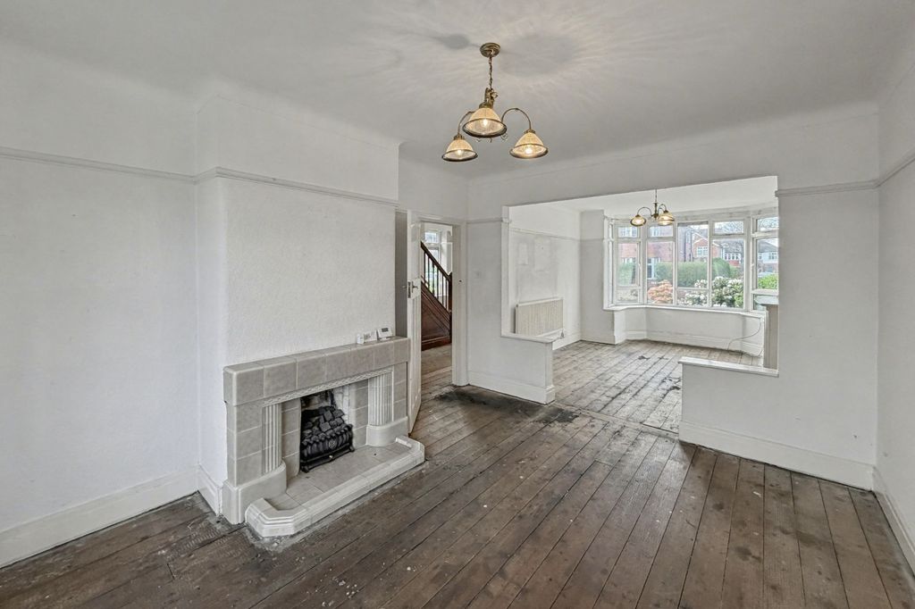 Property photo 3 of 19 132 Kings Road, Old Trafford, Stretford, Manchester M16 9Nz