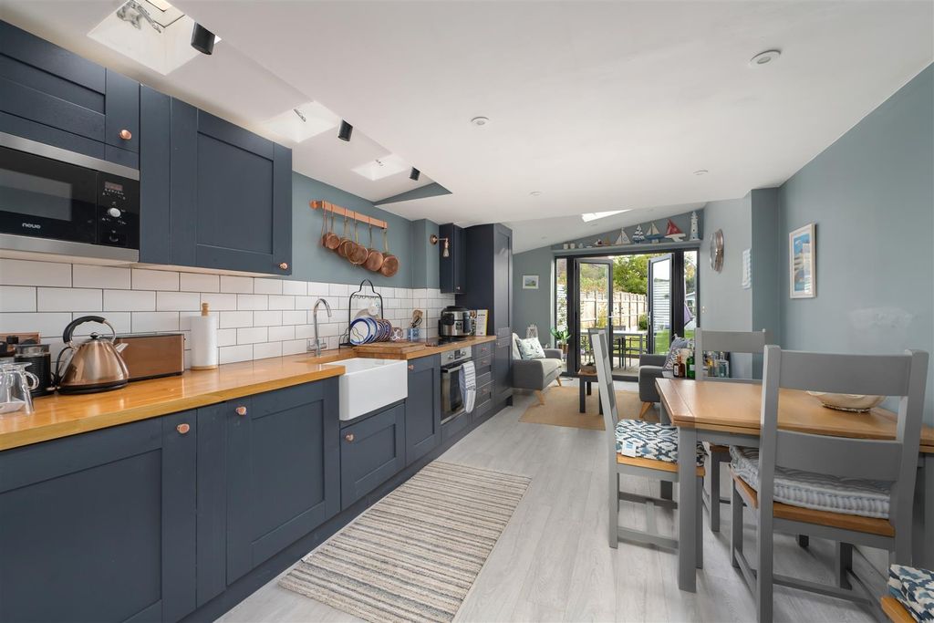 Property photo 3 of 17 Island Wall, Whitstable