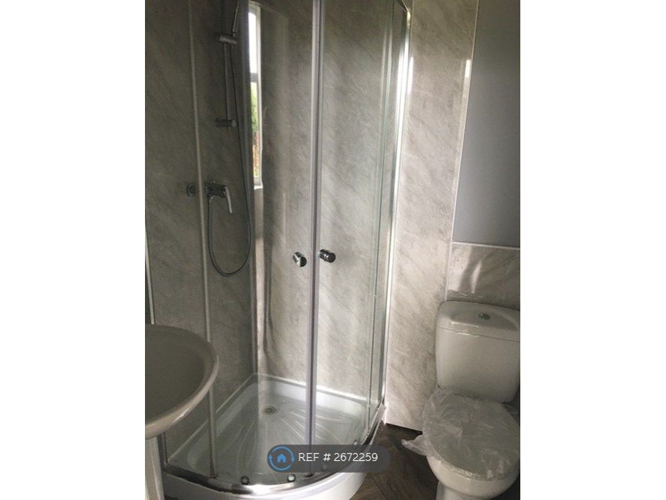 Property photo 2 of 9 En Suite Shower Room