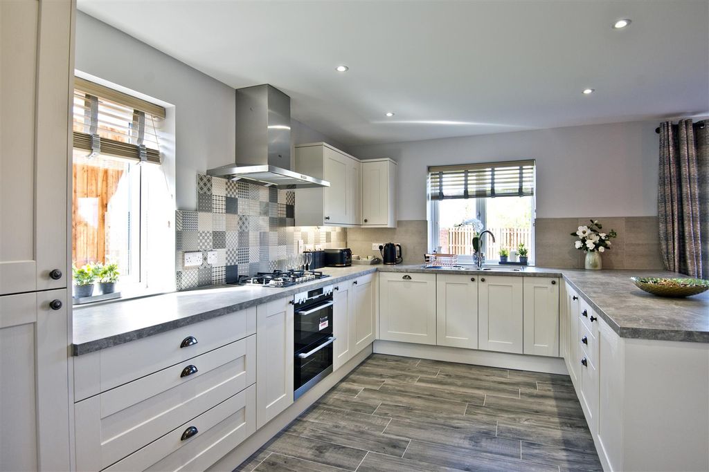 Property photo 2 of 25 Kitchen 000