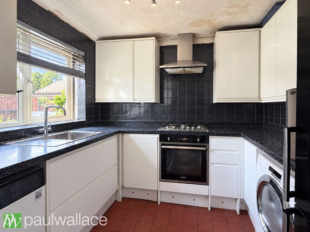 Property photo 3 of 10 Kitchen