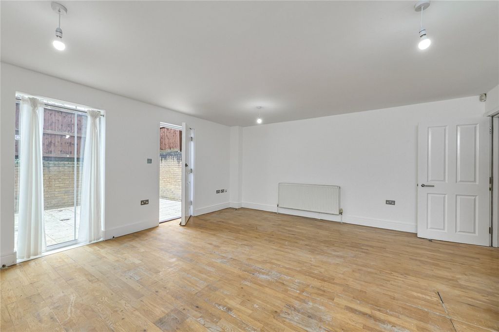 Property photo 3 of 16 Picture No. 18