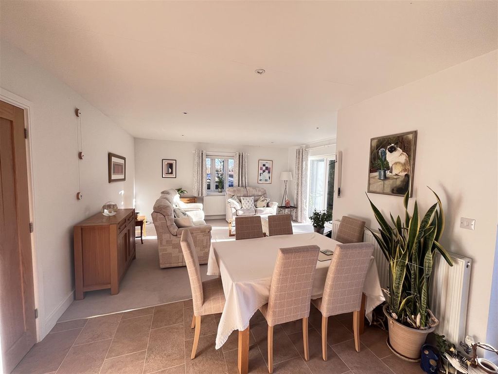 Property photo 3 of 16 Dining Area