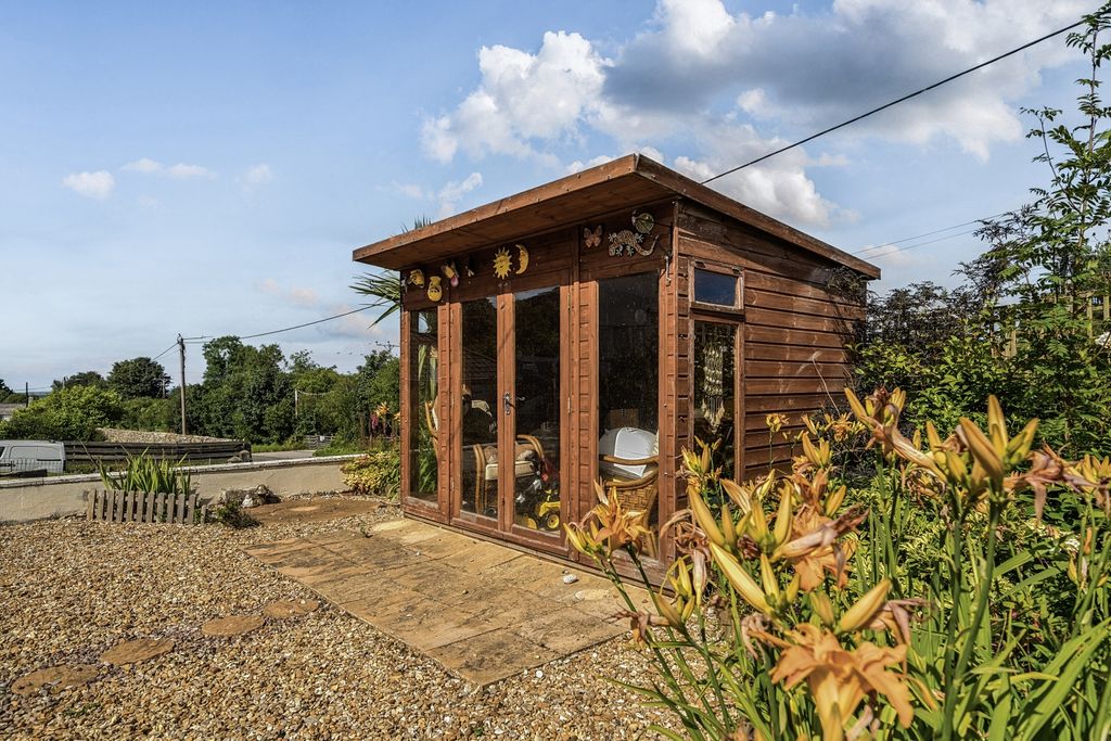 Property photo 3 of 21 Summer House