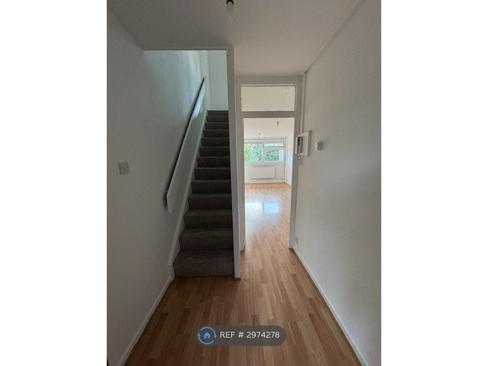 Property photo 3 of 14 Hallway
